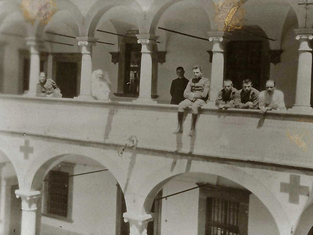 Foto storica con i soldati degenti