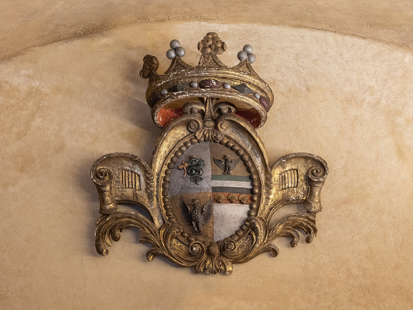 Lo stemma dei Visconti Venosta in legno dipinto, sala a pian terreno