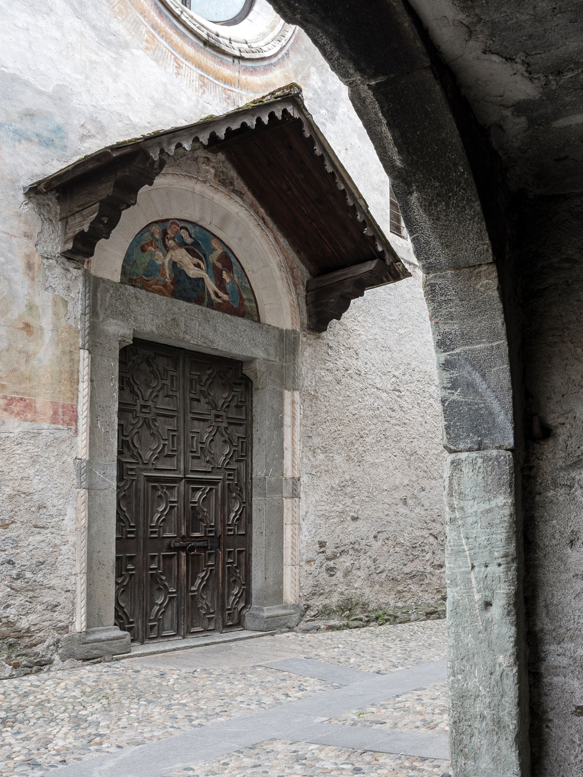 Il portale con la Deposizione di Andrea De Passeris