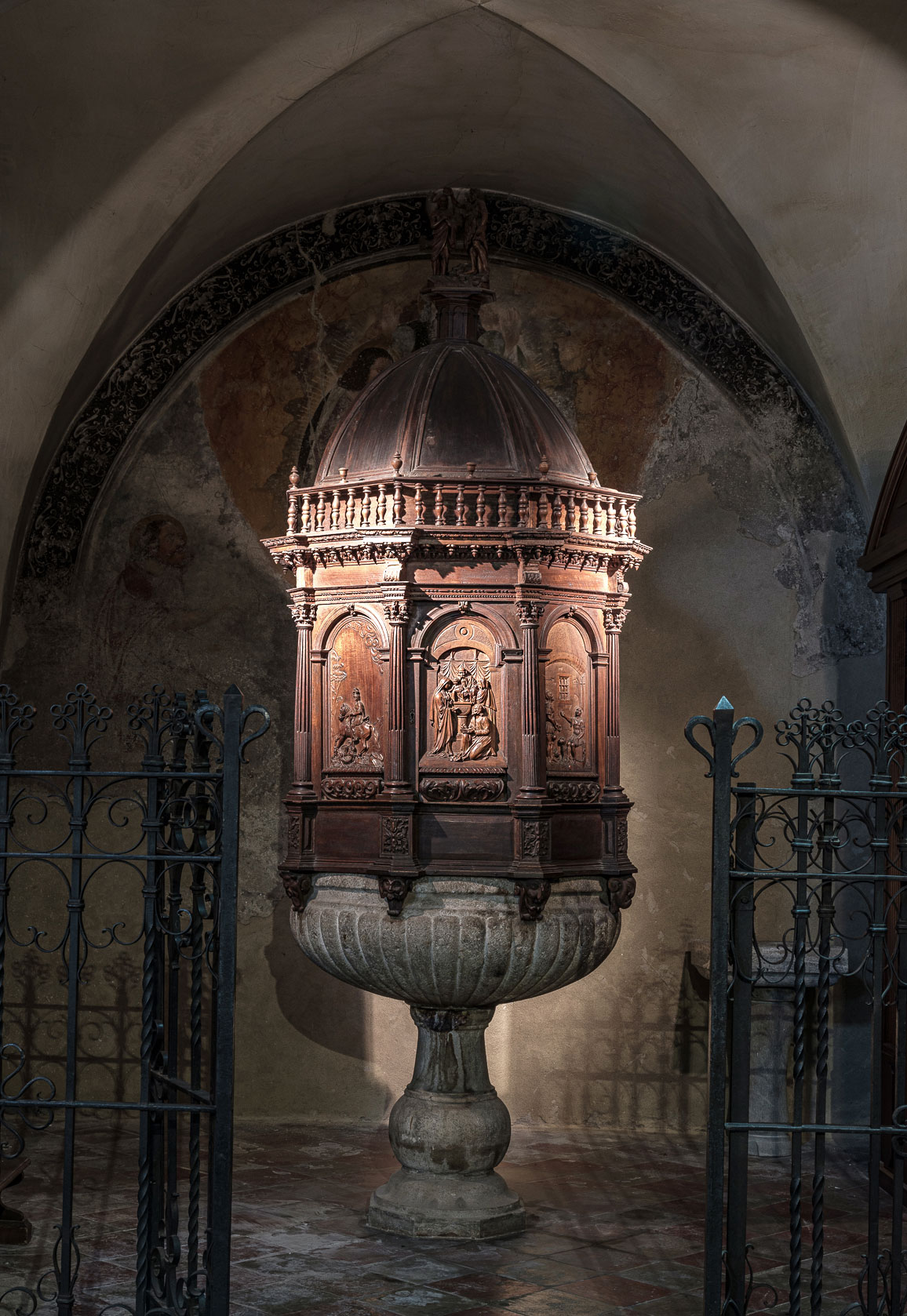 Carved aedicule on the baptismal font (XVI century)